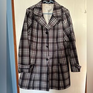 Juniors Size Large, Leightweight Coat, Black and White